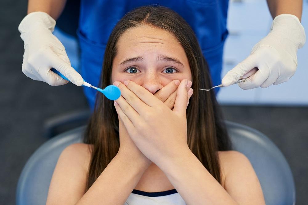 dziewczyna bojąca się dentysty