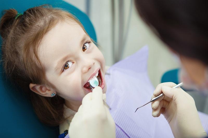 lakowanie zębów u dzieci